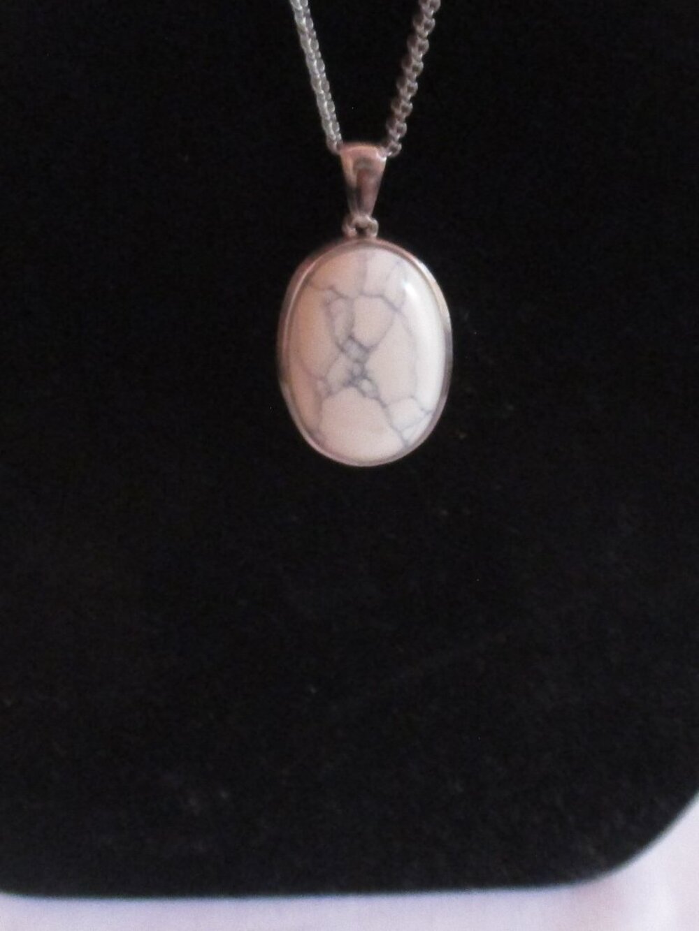 White Howlite Pendant Necklace (24 in) 14K YG Plaltinum Over Copper w Magnet